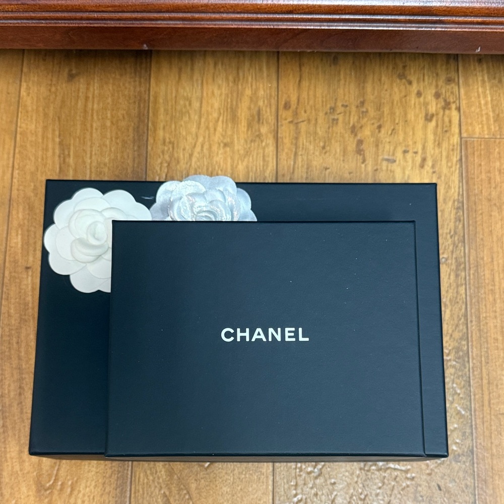 CHANEL Black Gift Box Set with White Camellias - Picture 6 of 6